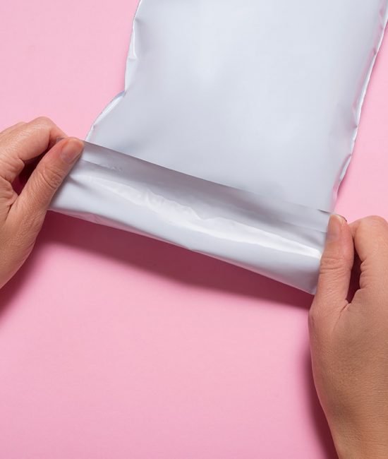 Wiederverwertbare und reißfeste Versandtasche - Retouren bequem verschicken Versandbeutel - Polybeutel Versandverpackung Textilien DHL - Versandtasche Großformat Qualität Sicher -Versandtaschen für kleine Teile - Versandtüten mit Verschluss günstig - Versandtüten für Schuhkartons günstig - Versandbeutel für große Heimtextilien - Retouren einfach verschicken Versandbeutel - Rücksendungen leicht gemacht Versandtaschen - Einfache Warenrückgabe mit Versandtaschen - Günstige DHL-Kleinpaket Versandbeutel kaufen