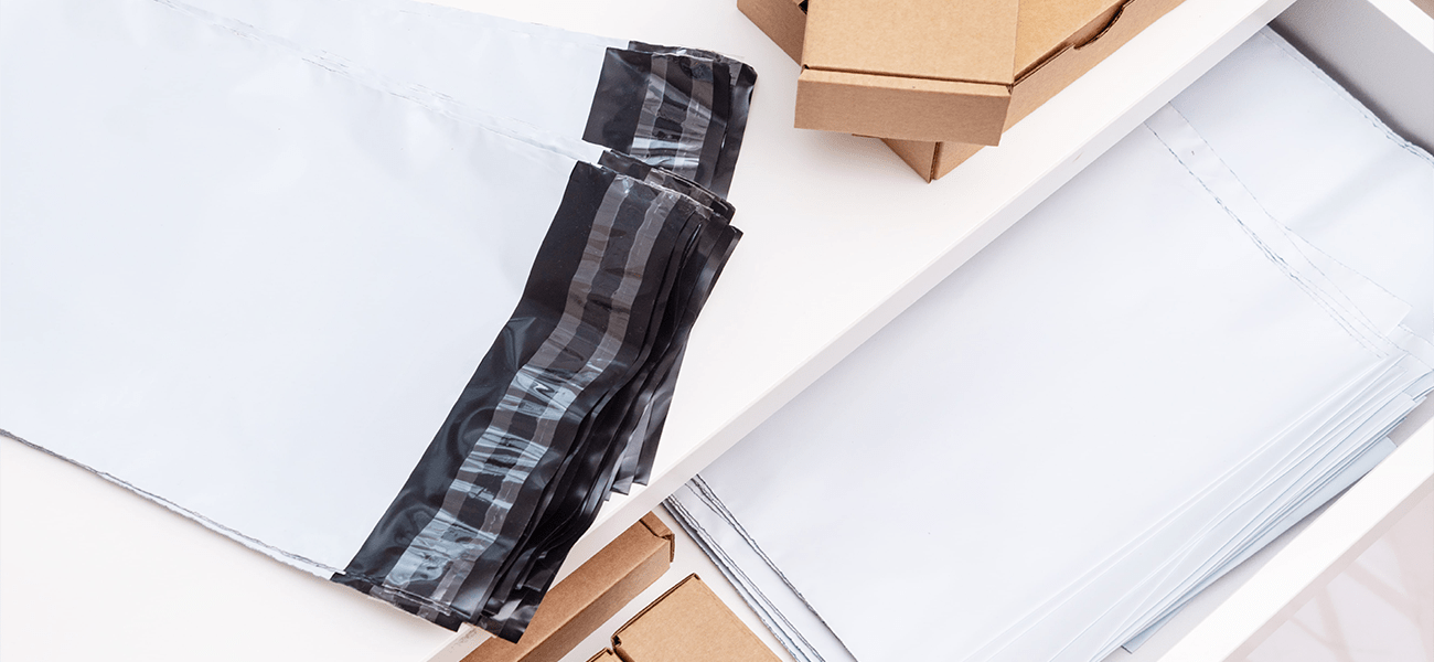 Starke und Wiederverwendbare Versandtasche - Polybeutel Versandverpackung Textilien DHL - Versandtasche Groß Belastbar Qualität - XXL Versandtasche kaufen Robust - Kleine robuste Versandtaschen kaufen - Versandtüten mit Verschluss günstig - Retouren einfach verschicken Versandbeutel - Versandmaterial für kleine Waren - Günstige DHL-Kleinpaket Versandbeutel kaufen
